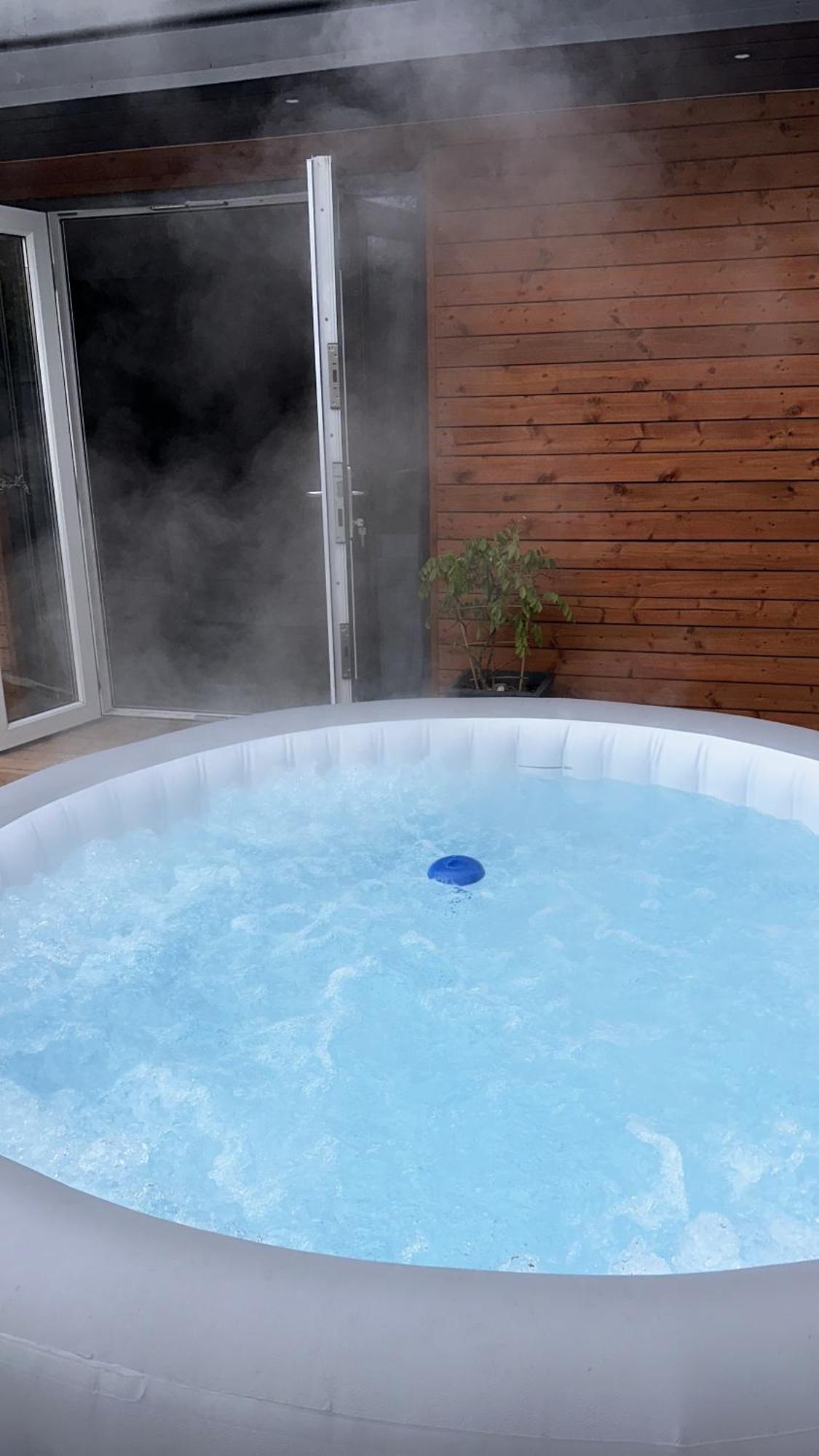 Modern House Sleeps 10, Cinema & Hot Tub *