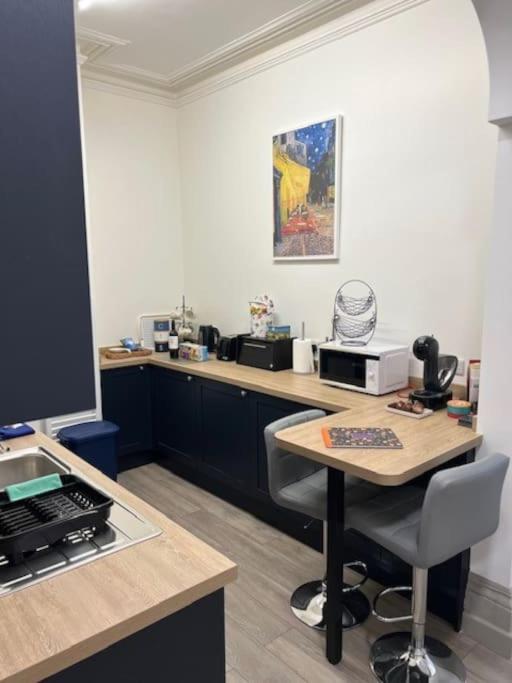 2 Bed Ground Floor Apartment, Sleeps 4 With Free Parking