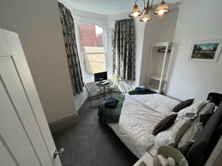 2 Bed Ground Floor Apartment, Sleeps 4 With Free Parking *