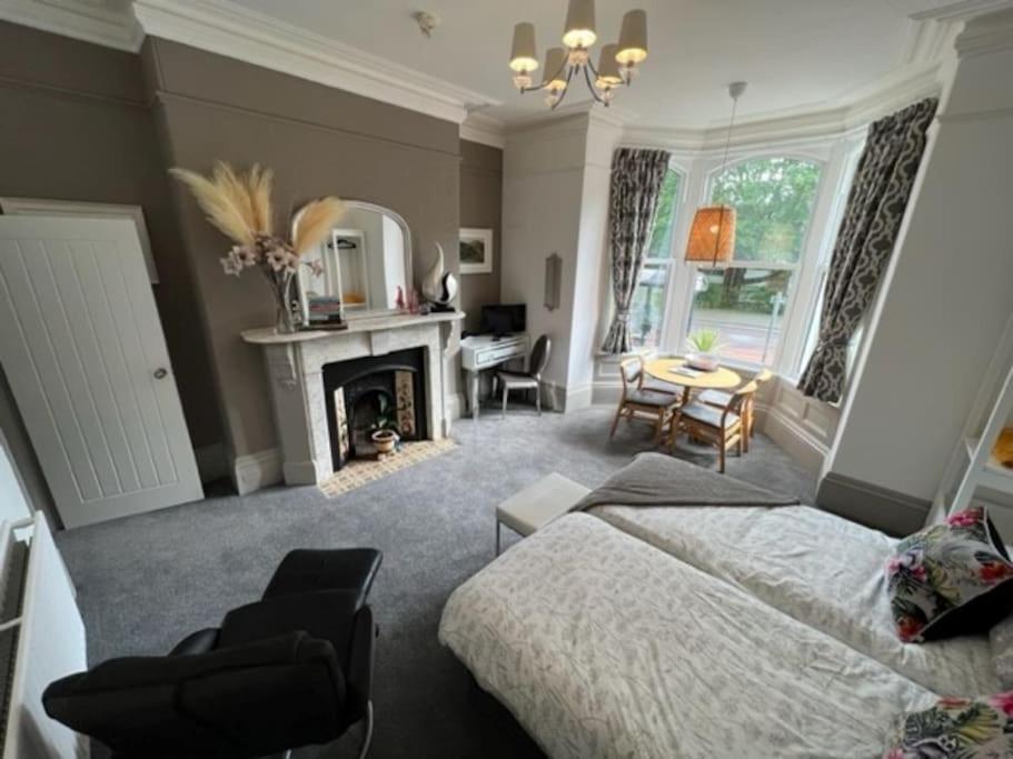 2 Bed Ground Floor Apartment, Sleeps 4 With Free Parking Apartment *
