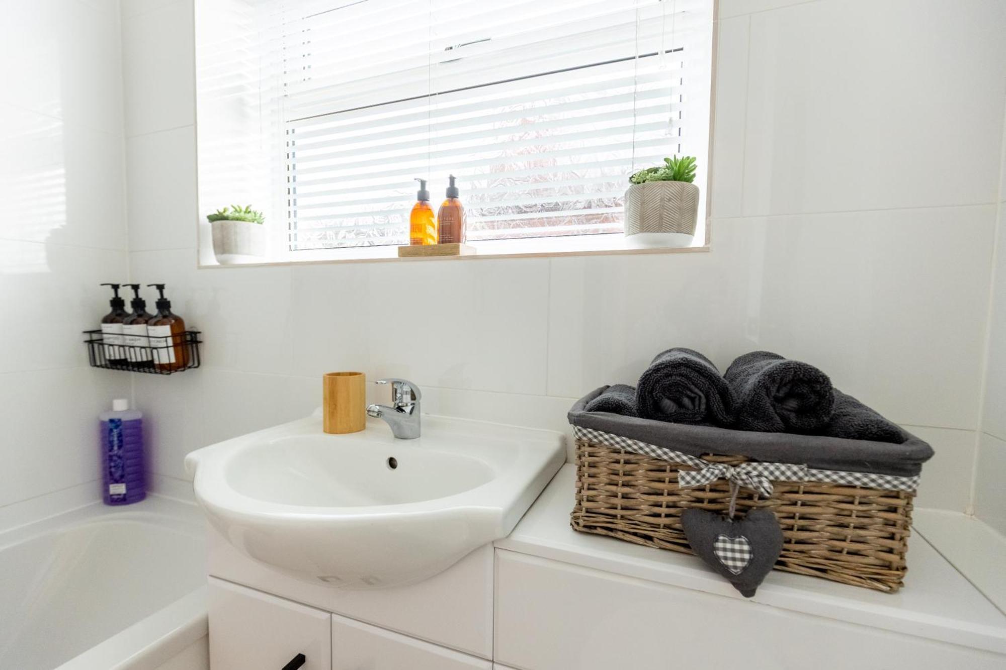 Woodfield Road - Two Bed In With Cosy Living Fire. Holiday home *