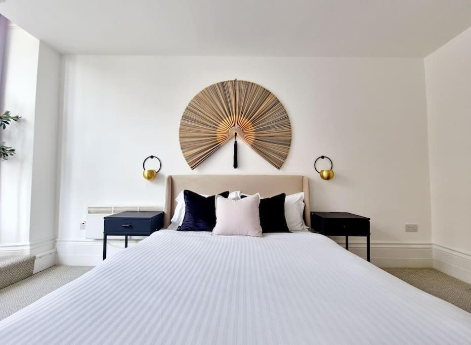 The Stray Adjacent, Interior-designed 2-bed Apartment- Luxury Apartment *