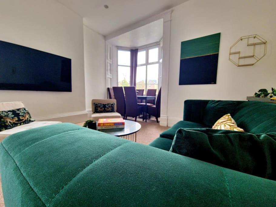 Apartment The Stray Adjacent, Interior-designed 2-bed Apartment- Luxury *