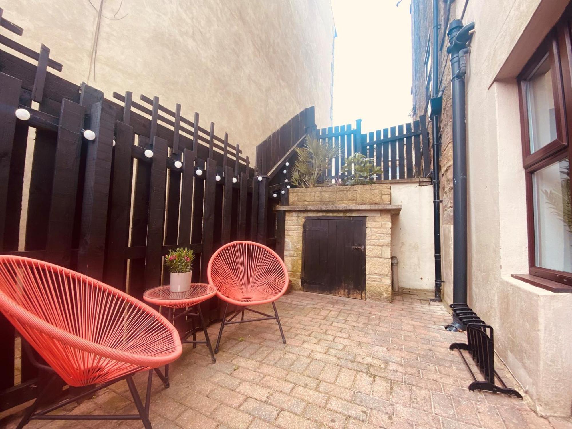 Apartment 2 Bedroom - Garden Apartment, With Parking