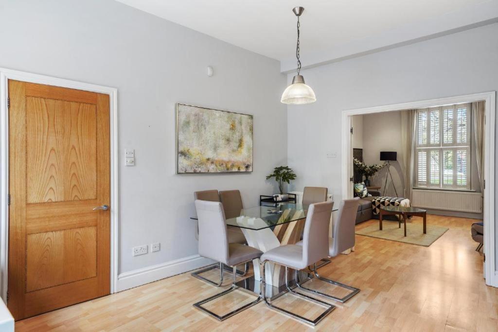 Stylish Townhouse On The Stray - Sleeps 8 * Harrogate