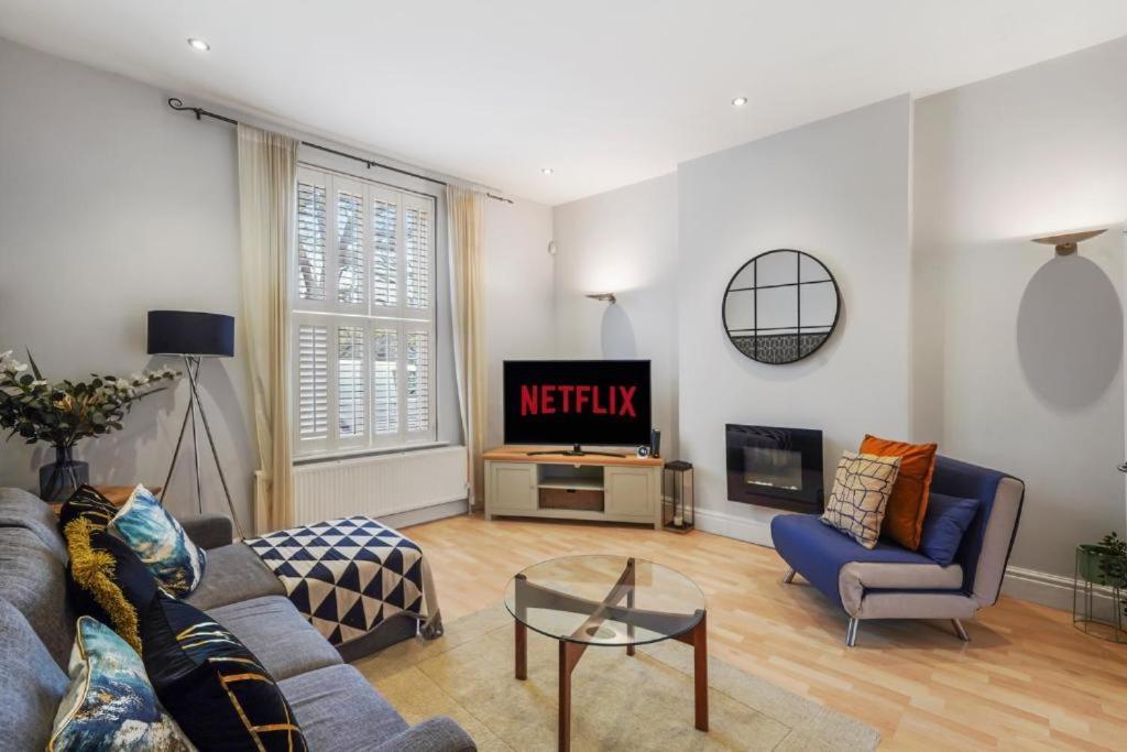 Stylish Townhouse On The Stray - Sleeps 8 Holiday home Harrogate