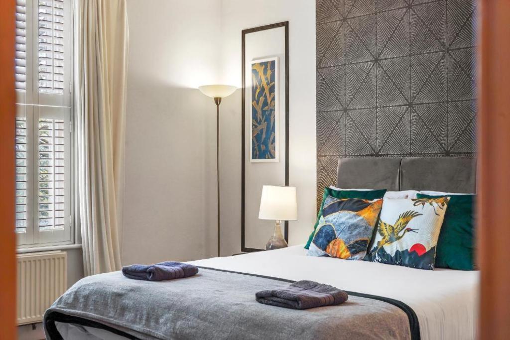 Stylish Townhouse On The Stray - Sleeps 8 *