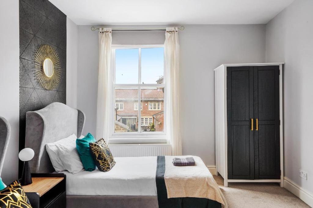 Stylish Townhouse On The Stray - Sleeps 8 Harrogate