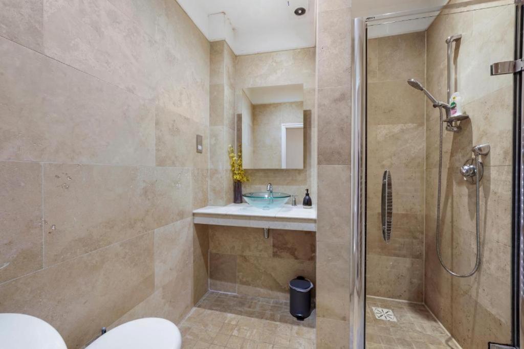 Stylish Townhouse On The Stray - Sleeps 8 Holiday home
