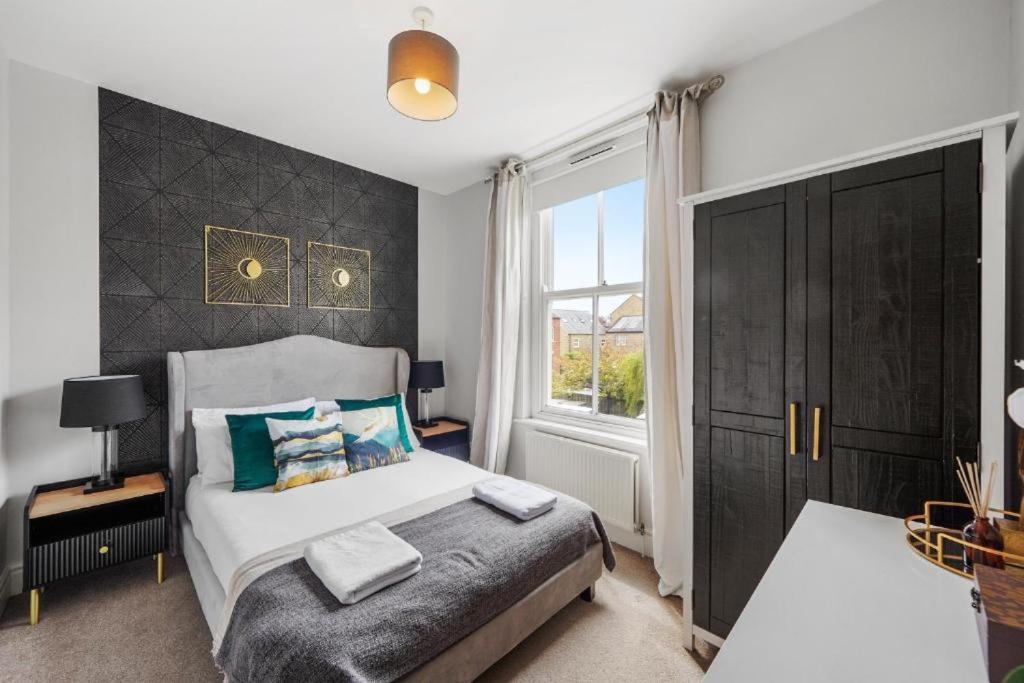 Stylish Townhouse On The Stray - Sleeps 8 Holiday home Harrogate