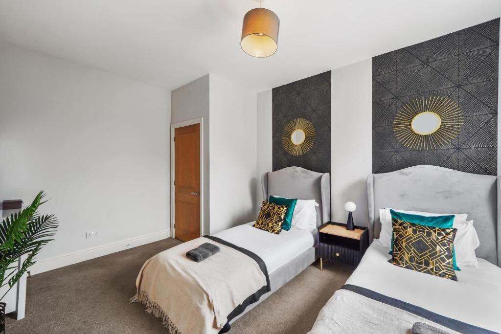 Stylish Townhouse On The Stray - Sleeps 8 Holiday home