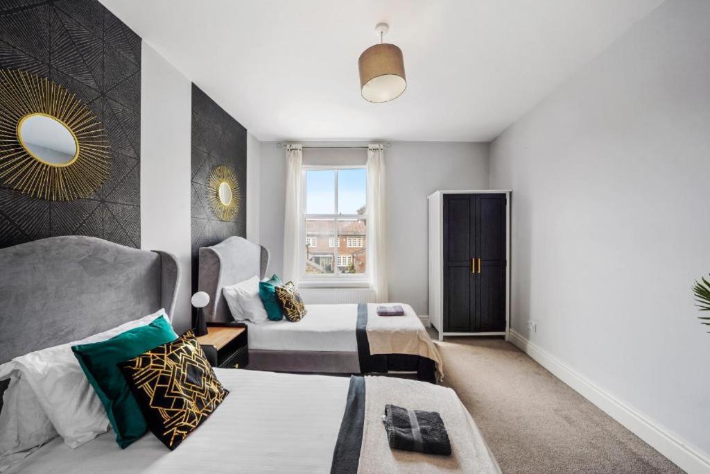 Stylish Townhouse On The Stray - Sleeps 8 Holiday home Harrogate