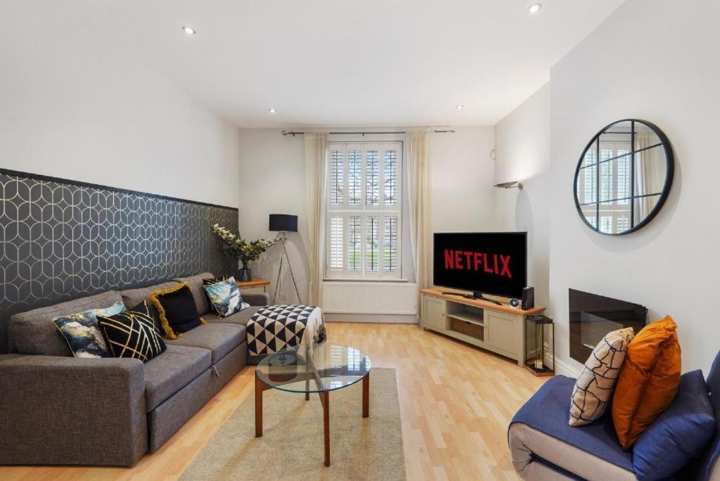 Stylish Townhouse On The Stray - Sleeps 8 *