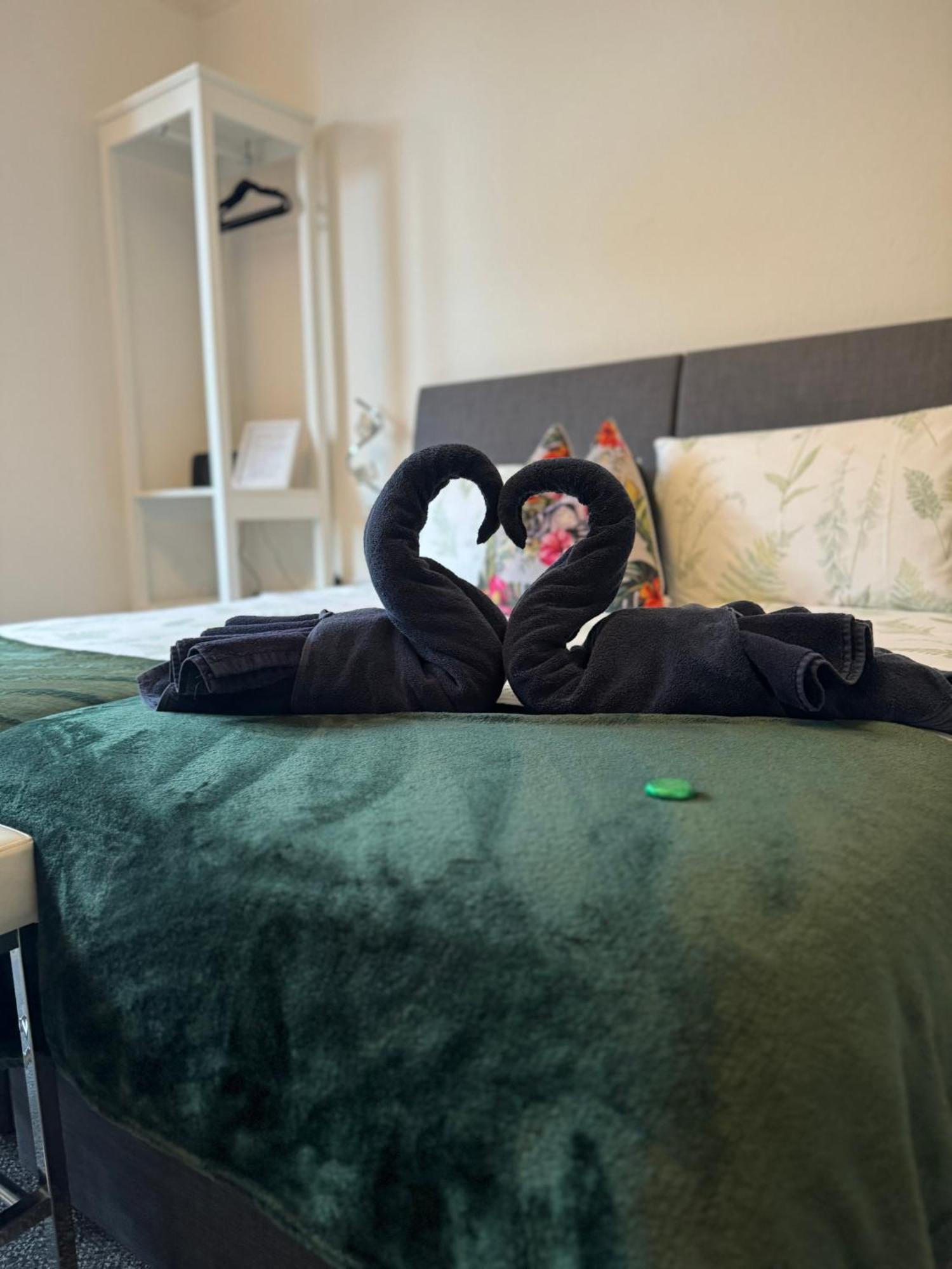 2 Bed Ground Floor Apartment, Sleeps 4 With Free Parking *
