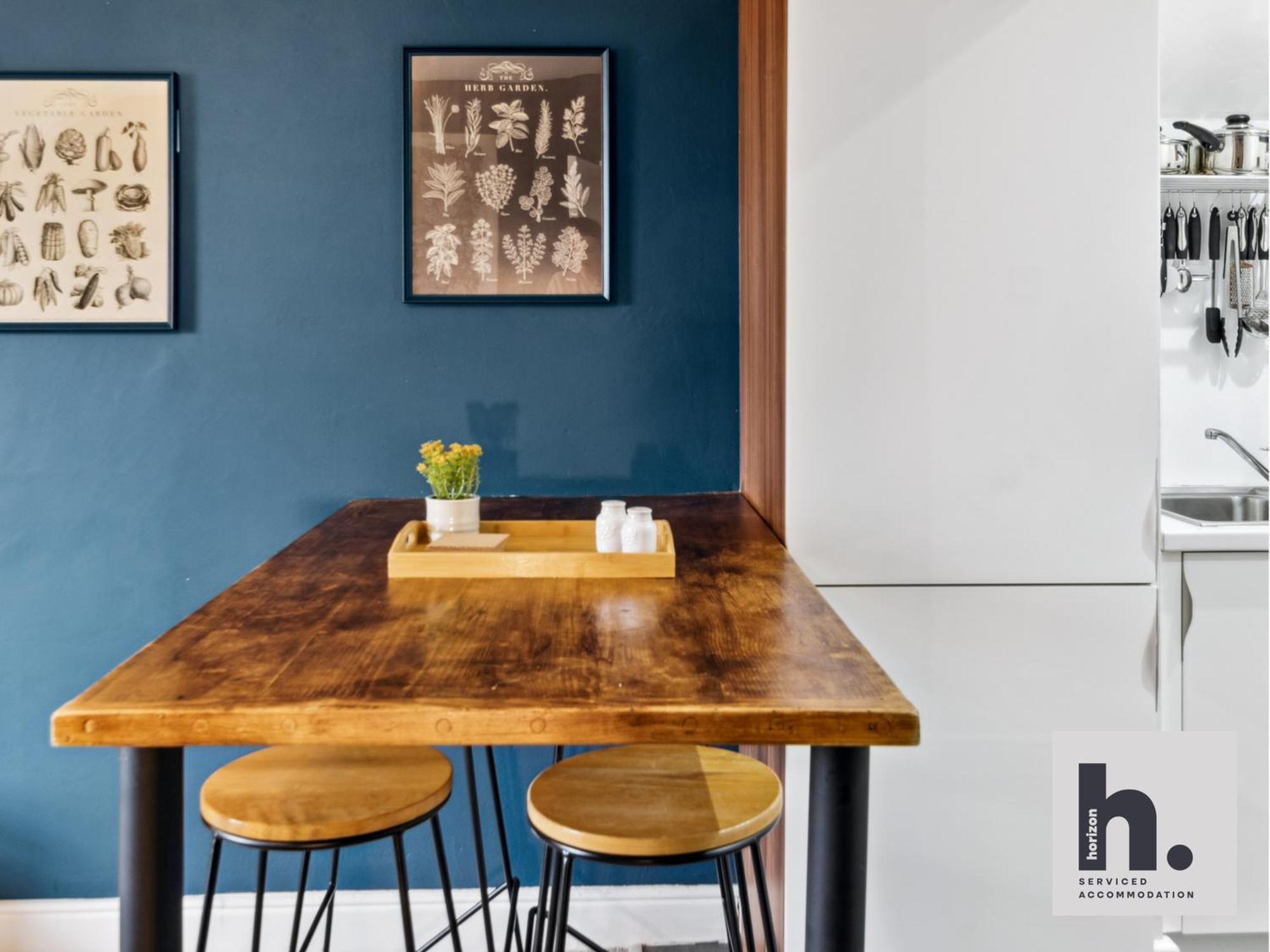 Free Parking - Penthouse - Business - Relocating - St Apartment