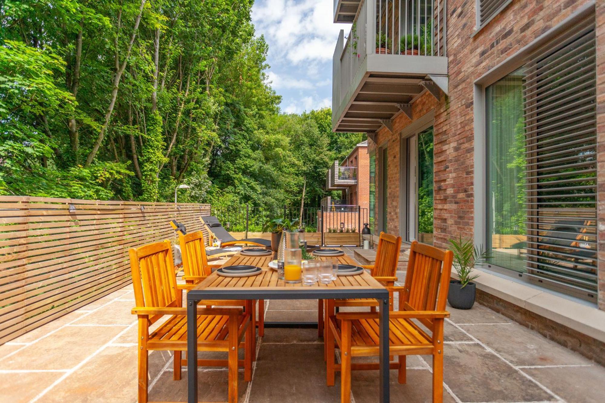 Atlas House Five Apartment *