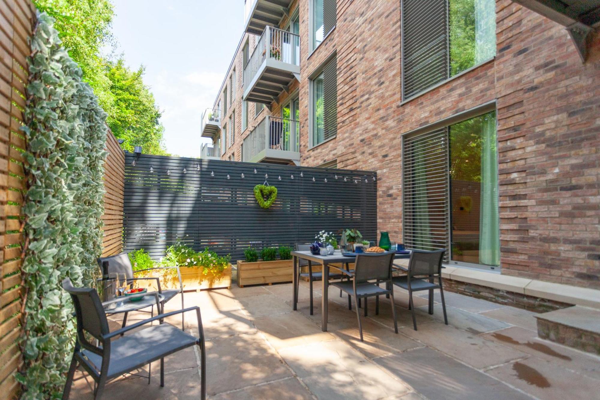Atlas House Three Apartment