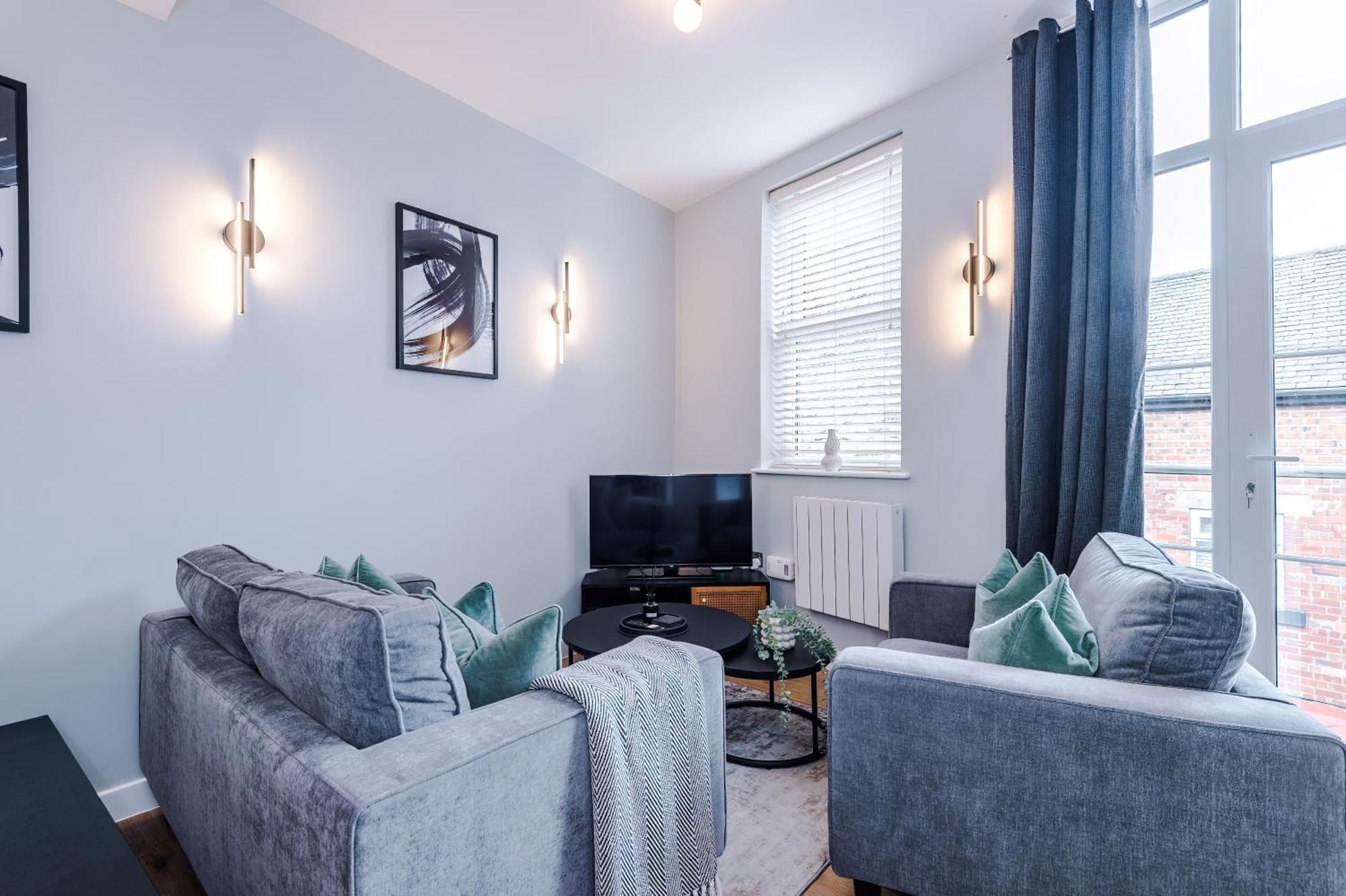 House 3 - 2 Bed Duplex Apartment *