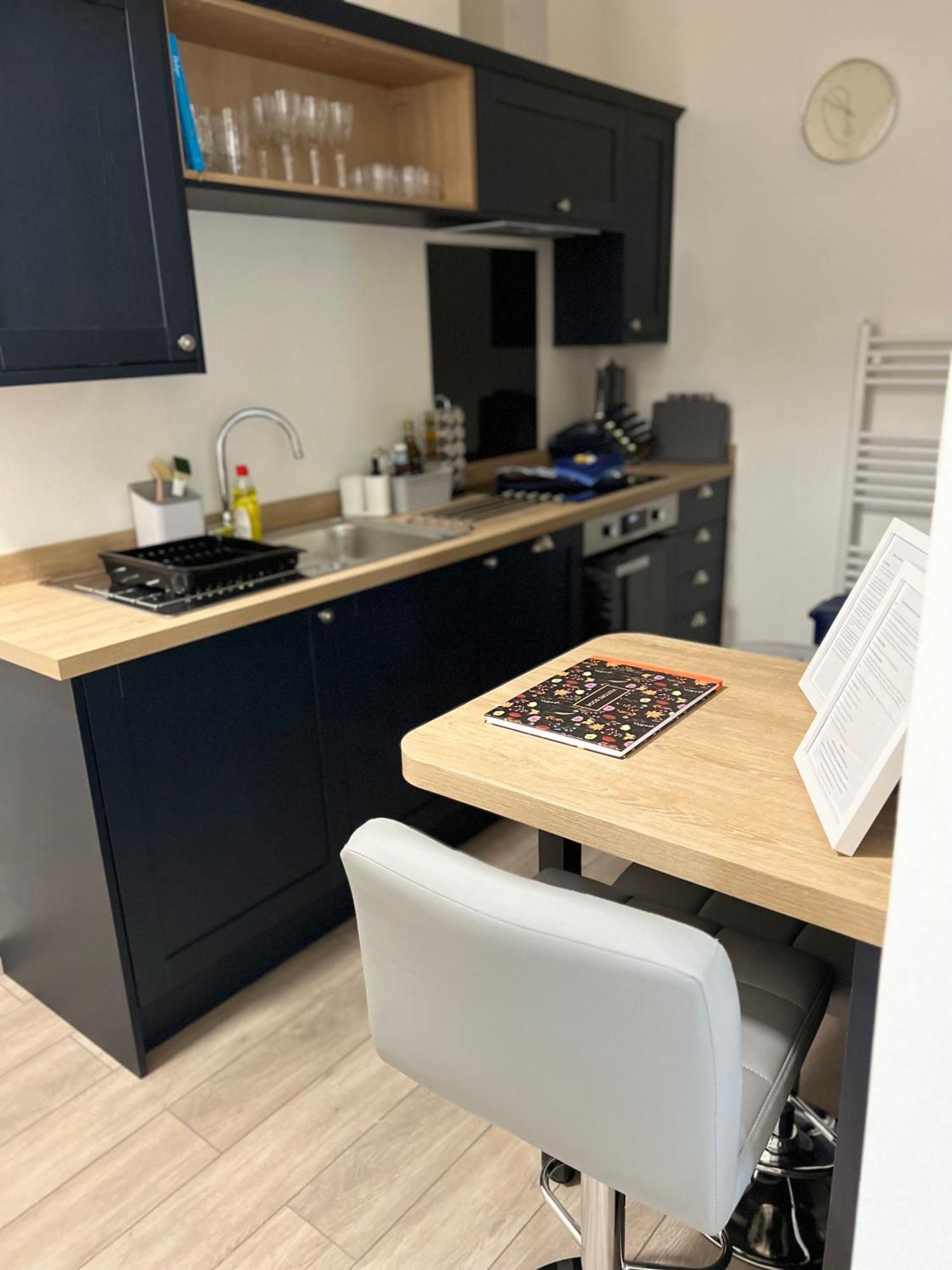 2 Bed Ground Floor Apartment, Sleeps 4 With Free Parking *