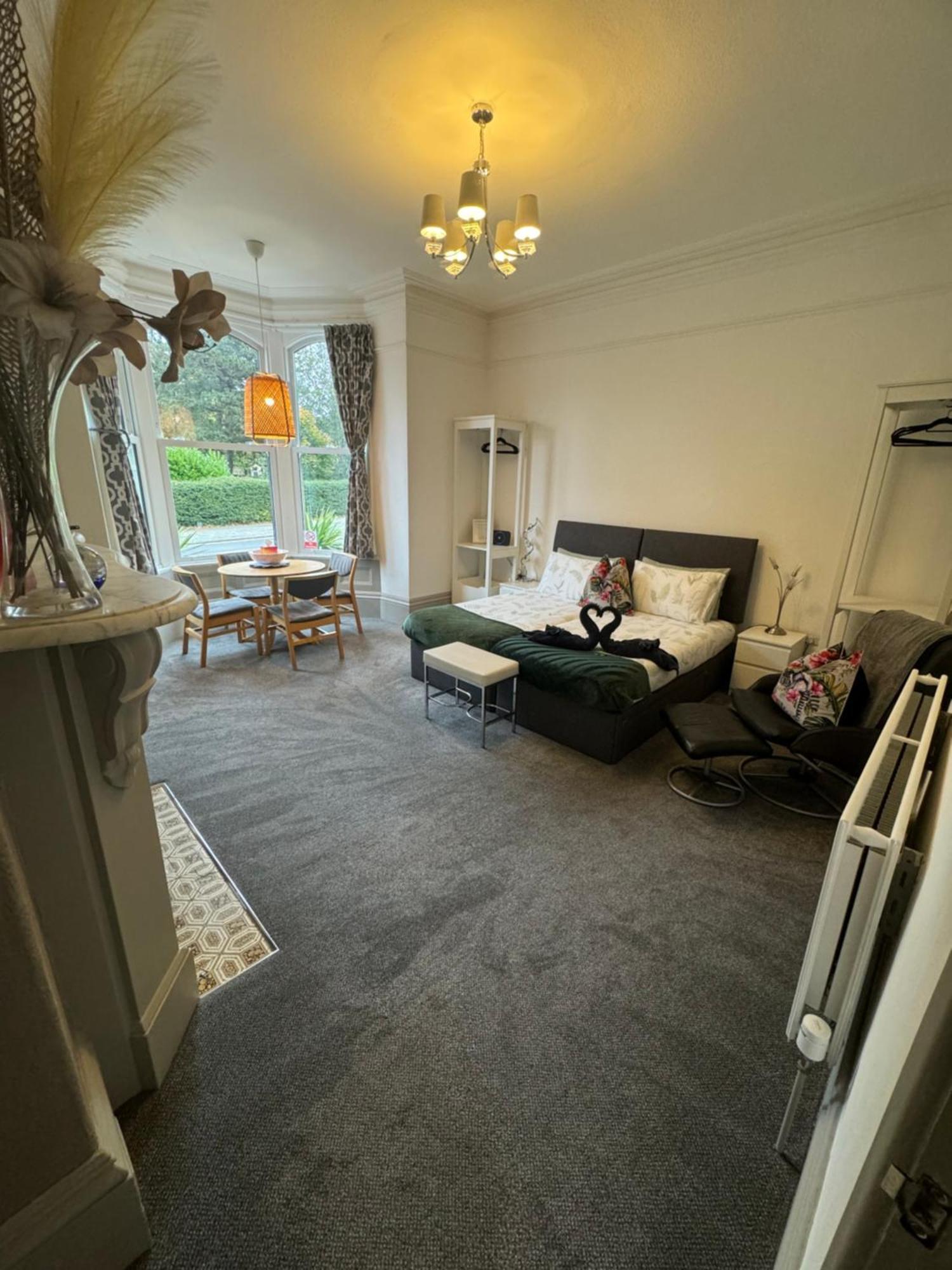 2 Bed Ground Floor Apartment, Sleeps 4 With Free Parking *