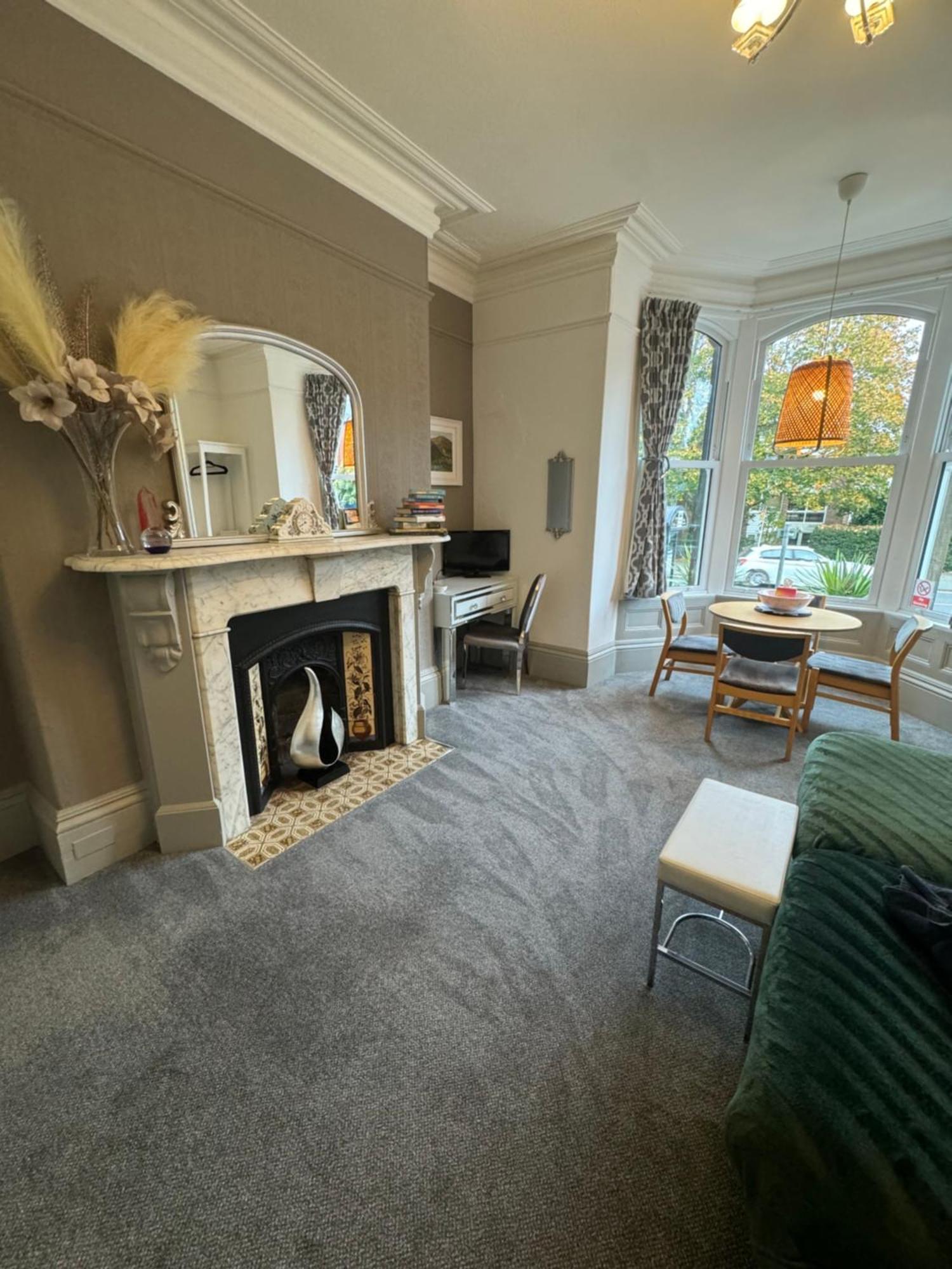 2 Bed Ground Floor Apartment, Sleeps 4 With Free Parking Harrogate