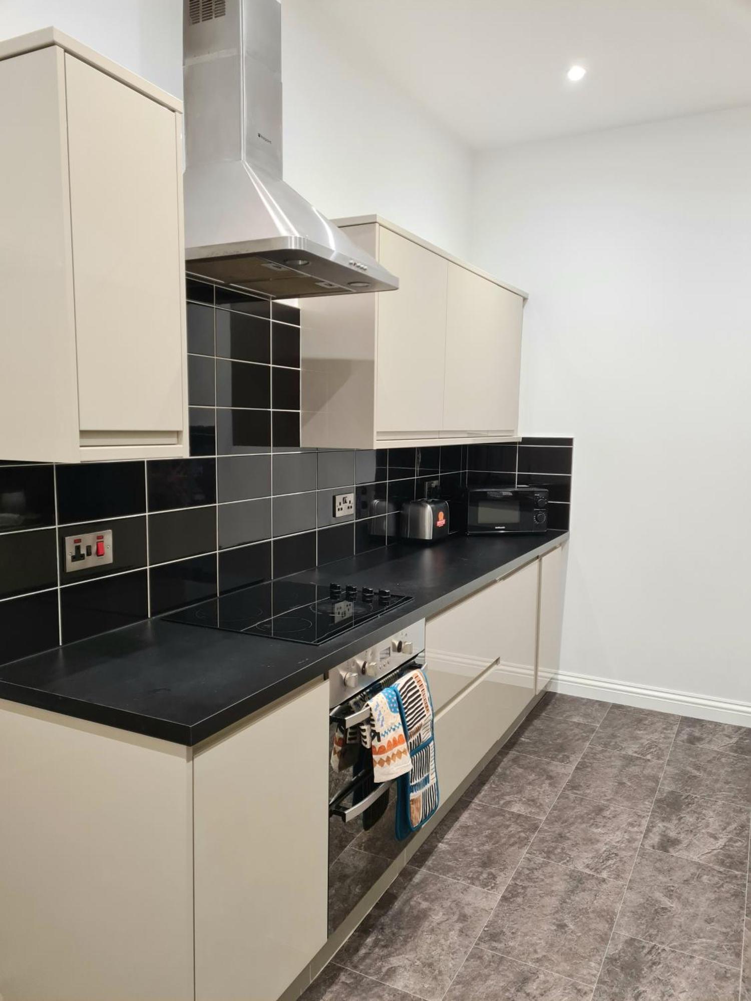 Royal Retreat - Free Parking Nearby Ultra Fast Wifi Apartment