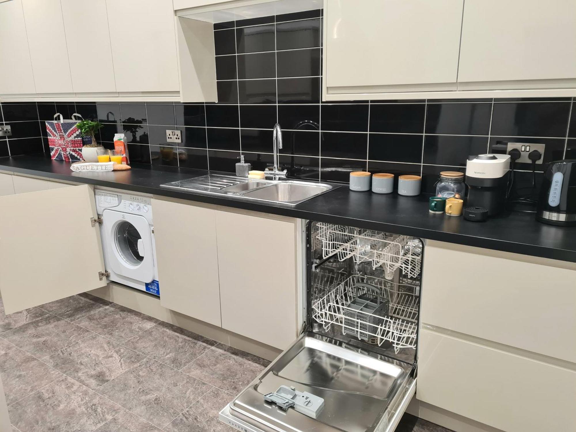 Royal Retreat - Free Parking Nearby Ultra Fast Wifi Apartment