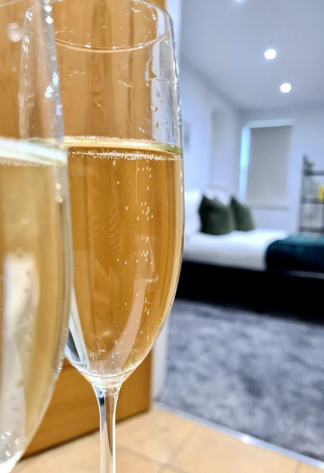Royal Retreat - Free Parking Nearby Ultra Fast Wifi Apartment
