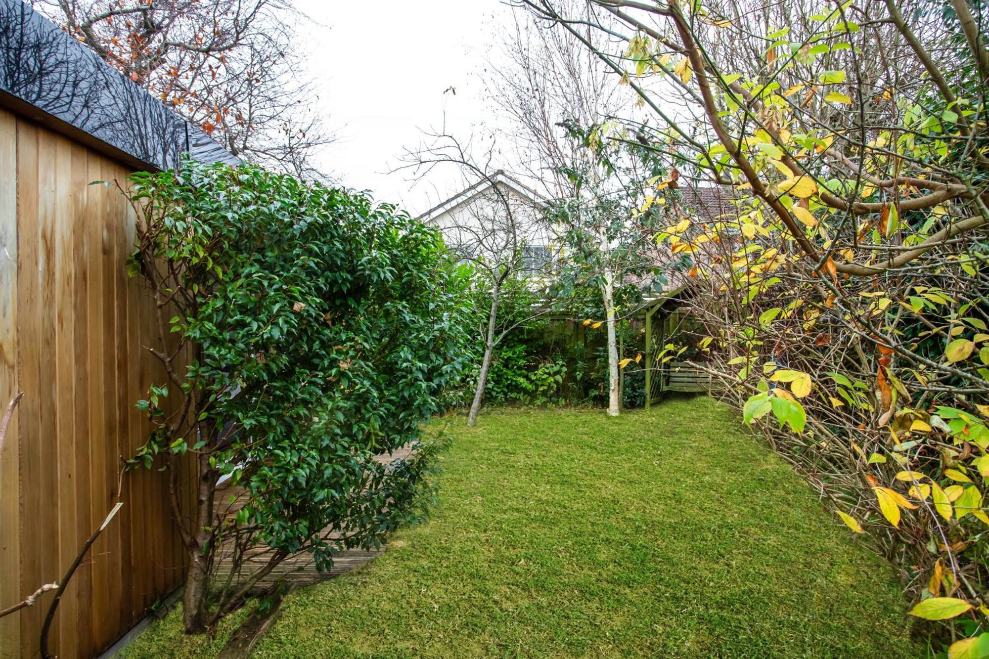 Stylish With Huge Private Garden Apartment *