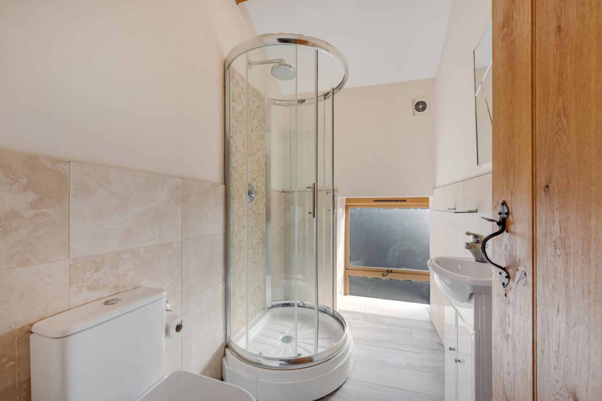 5-bed Country Retreat In With Hot Tub Holiday home *