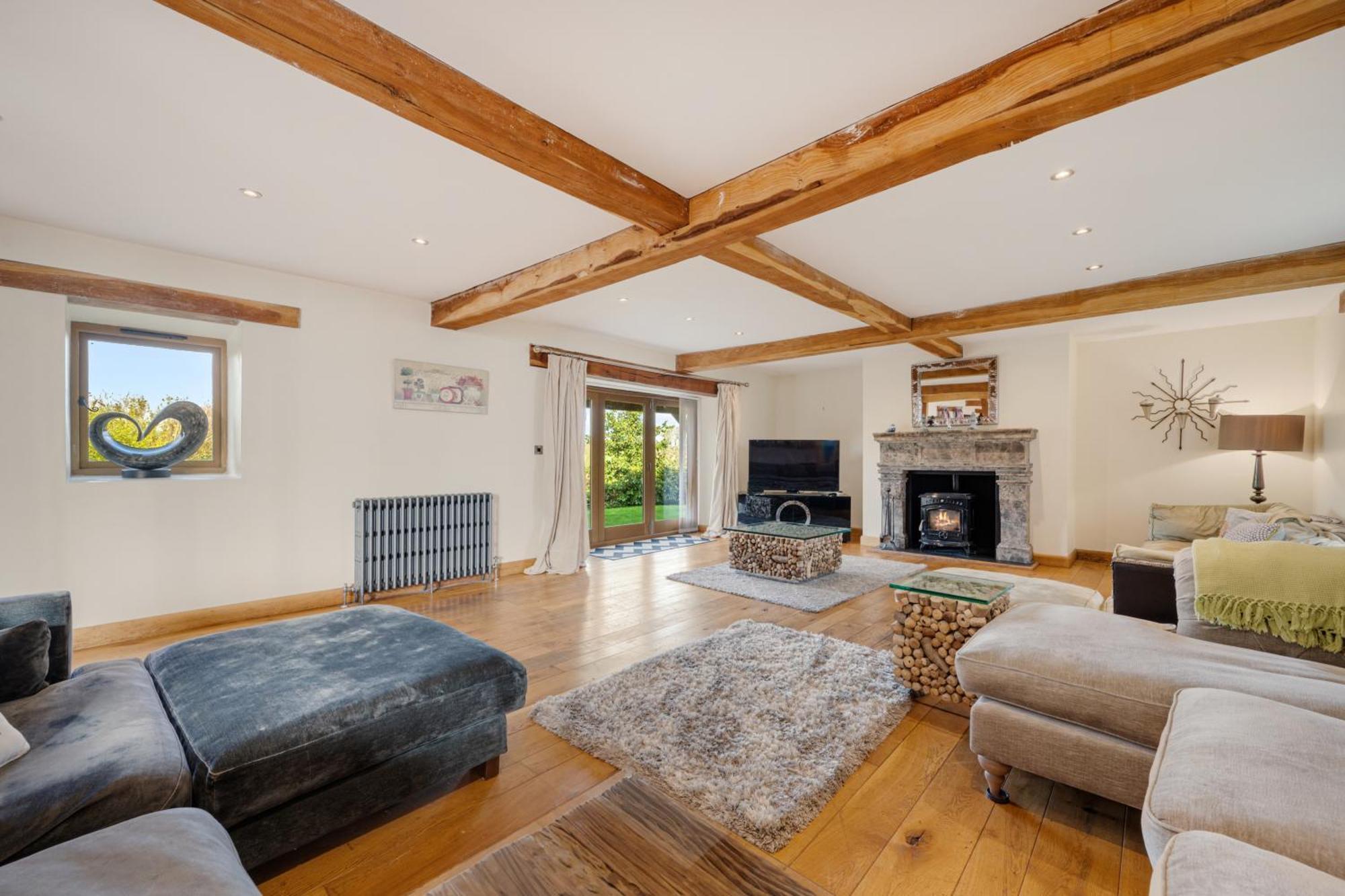 5-bed Country Retreat In With Hot Tub Holiday home *