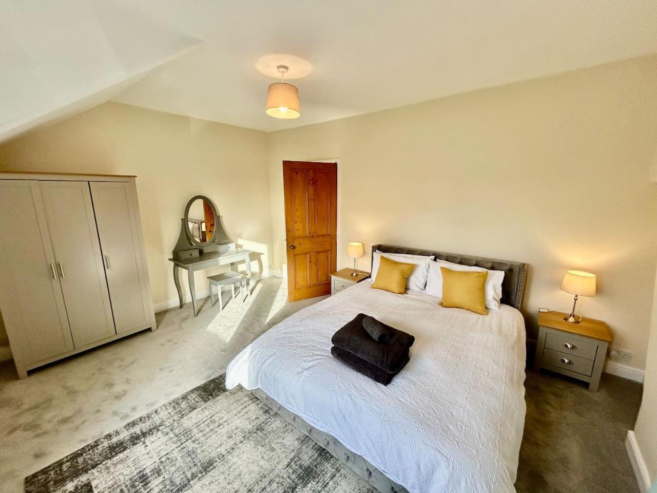 Charming Newly Refurbished Apartment *