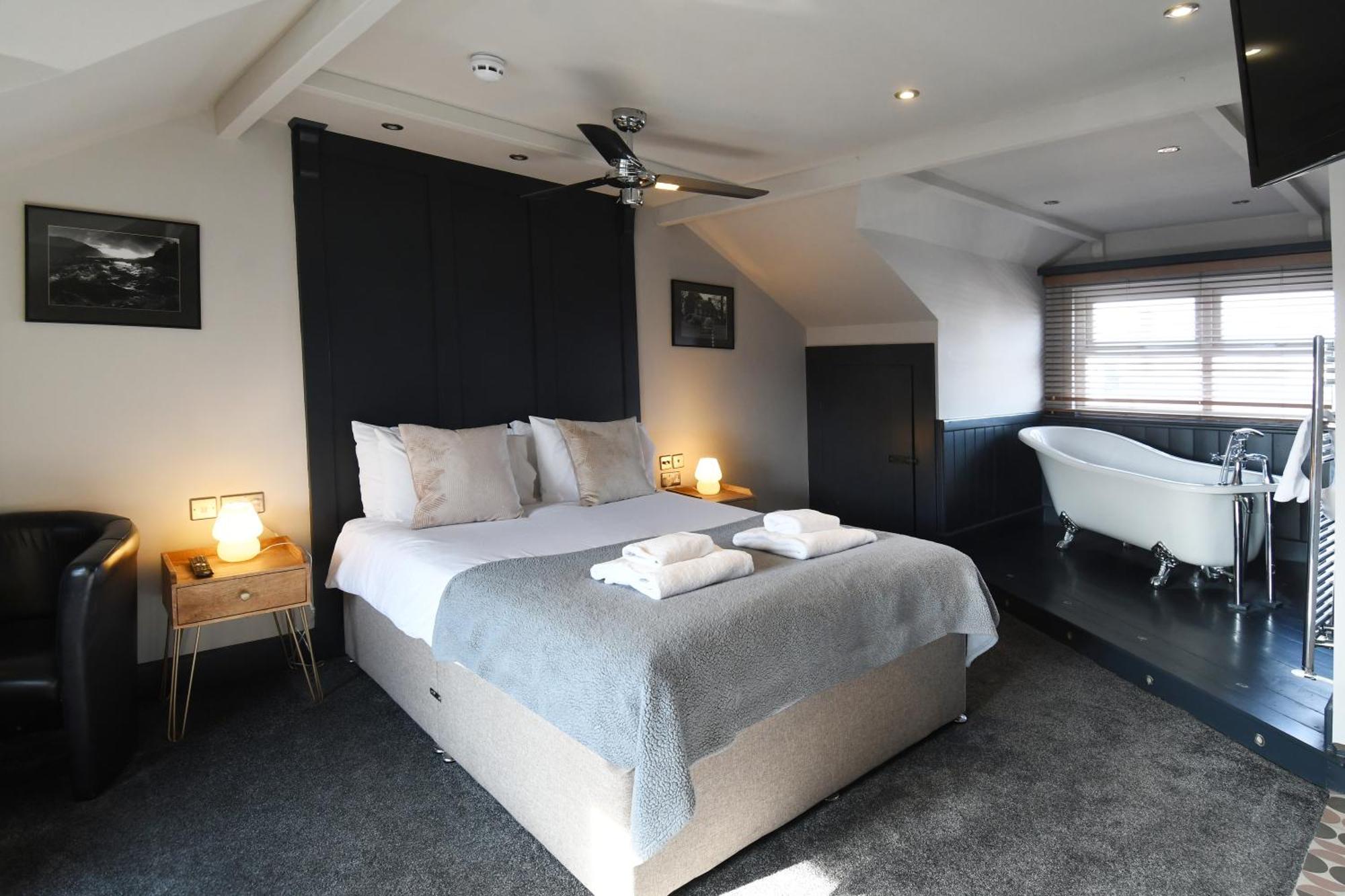 The At Cheltenham Parade Hotel 4*