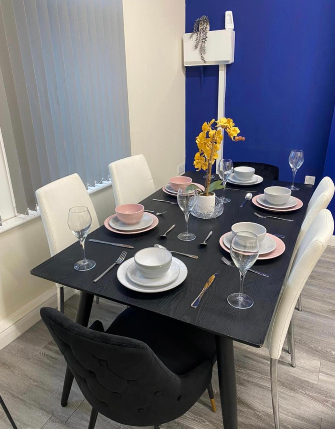 Betty's Apartment- Metres From Train Station Apartment Harrogate