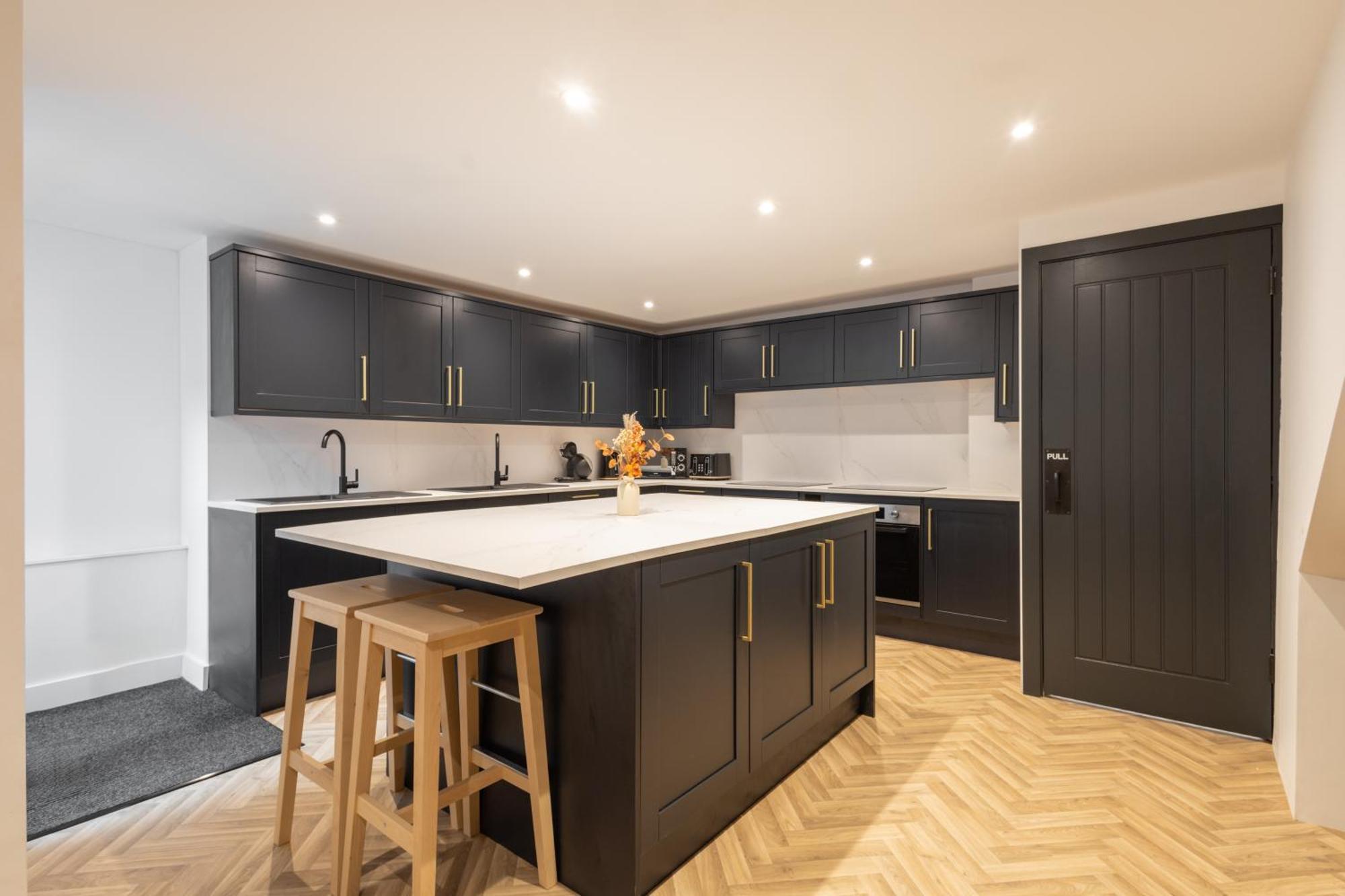Holiday home 4 Bedroom With Parking