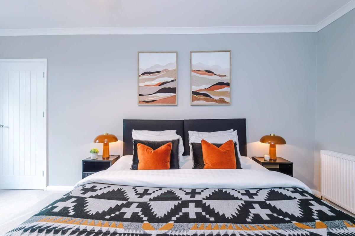 Luxury 4-bed - Near Hcc & Business District Holiday home