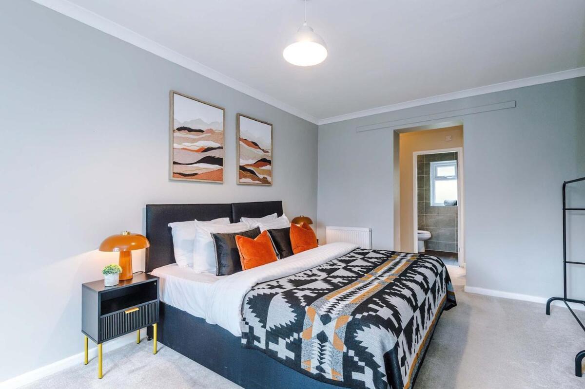 Luxury 4-bed - Near Hcc & Business District Holiday home *