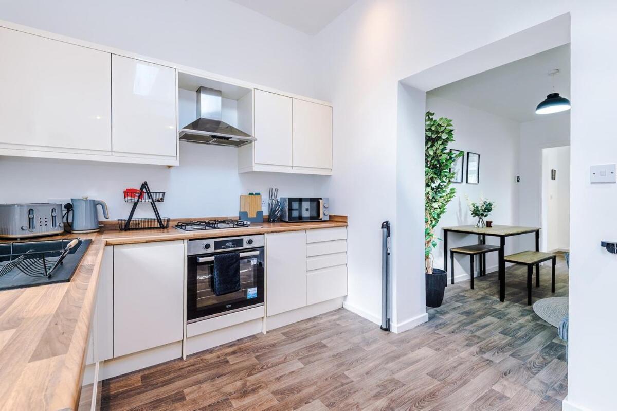 Luxury 4-bed - Near Hcc & Business District Holiday home *