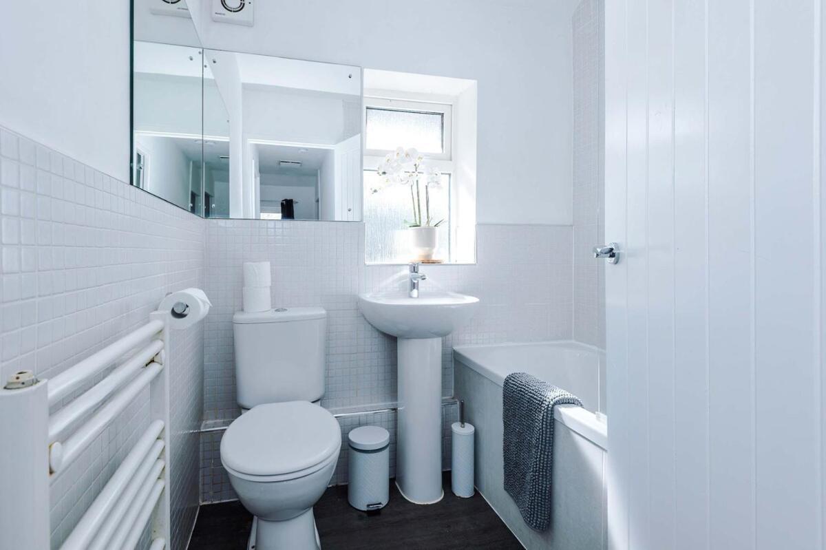 Luxury 4-bed - Near Hcc & Business District Holiday home *