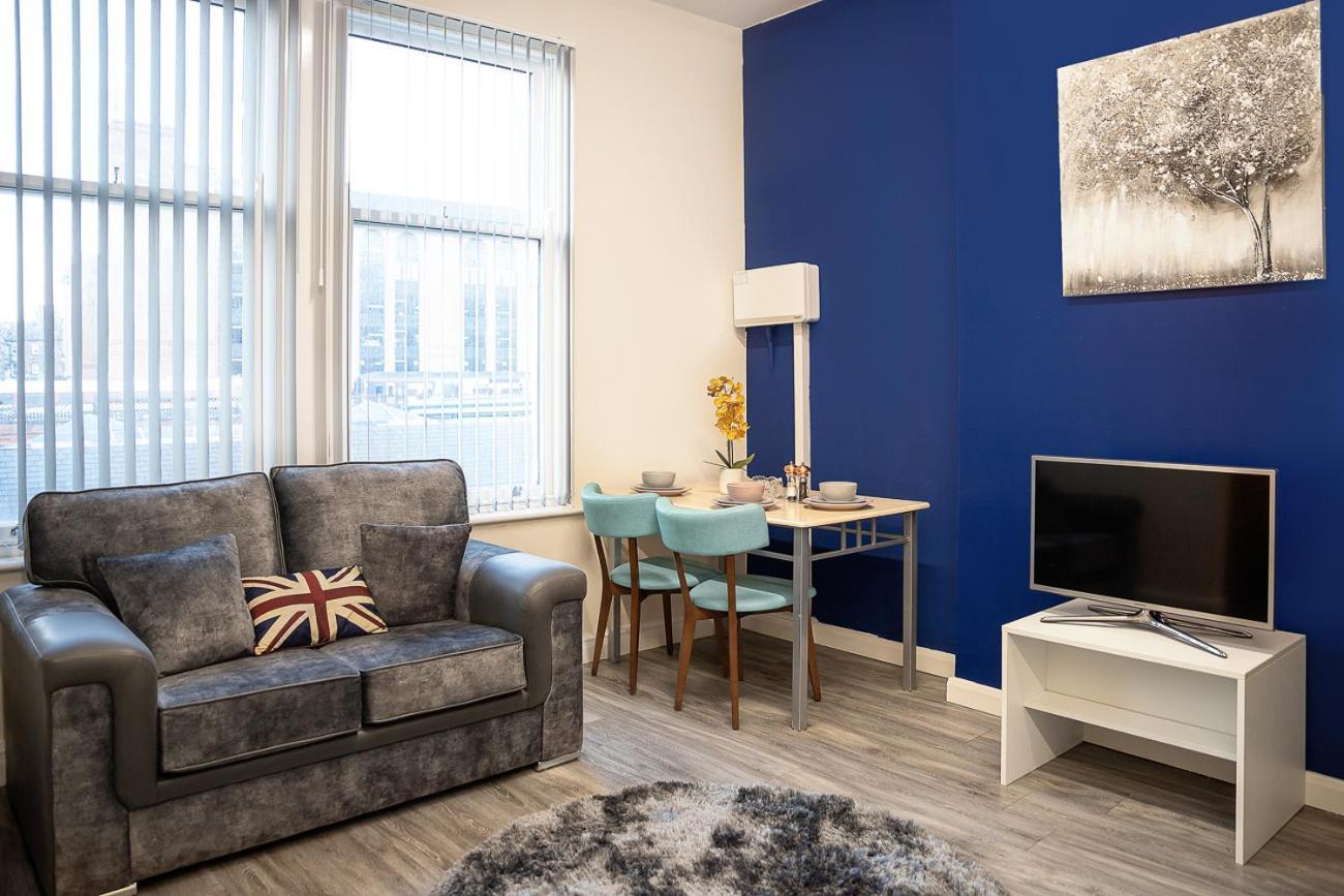 Betty's Apartment- Metres From Train Station Apartment