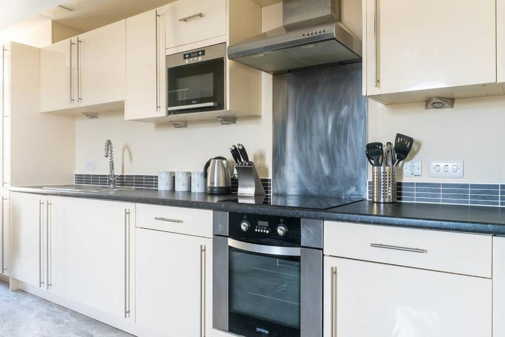 Montpellier Apartment- The Heart Of Town Centre- One Minute Walk From The Famous Betty's Tea Extremely Quiet Entire With Homely Living Huge Tv And Sound Bar With A Huge Comfy Super King Size Beds Sleeps Four Apartment *