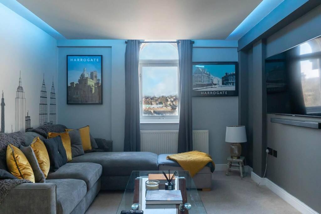 Montpellier Apartment- The Heart Of Town Centre- One Minute Walk From The Famous Betty's Tea Extremely Quiet Entire With Homely Living Huge Tv And Sound Bar With A Huge Comfy Super King Size Beds Sleeps Four * Harrogate