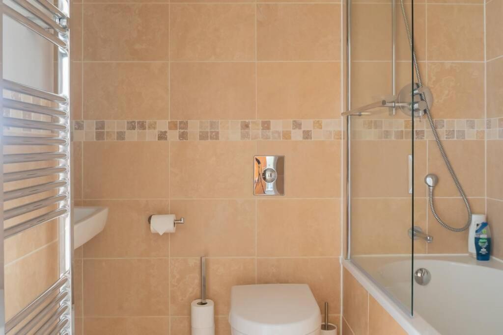 Montpellier Apartment- The Heart Of Town Centre- One Minute Walk From The Famous Betty's Tea Extremely Quiet Entire With Homely Living Huge Tv And Sound Bar With A Huge Comfy Super King Size Beds Sleeps Four * Harrogate