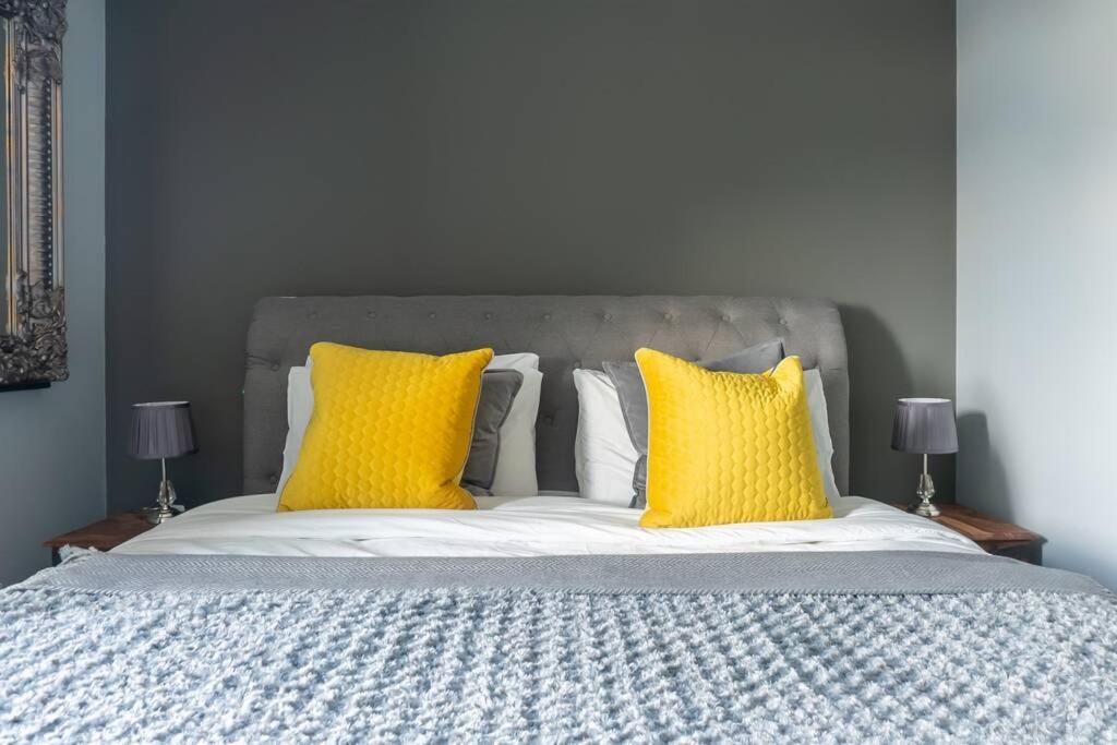 Apartment Montpellier Apartment- The Heart Of Town Centre- One Minute Walk From The Famous Betty's Tea Extremely Quiet Entire With Homely Living Huge Tv And Sound Bar With A Huge Comfy Super King Size Beds Sleeps Four Harrogate