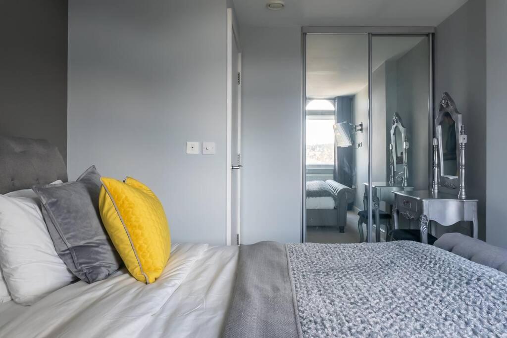 Apartment Montpellier Apartment- The Heart Of Town Centre- One Minute Walk From The Famous Betty's Tea Extremely Quiet Entire With Homely Living Huge Tv And Sound Bar With A Huge Comfy Super King Size Beds Sleeps Four Harrogate