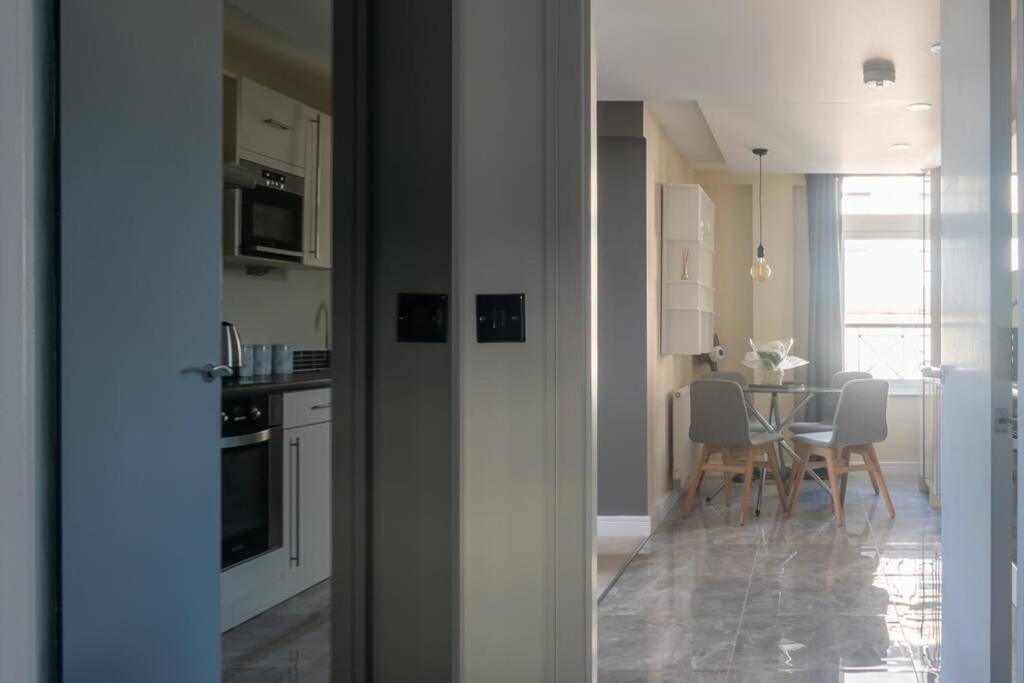 Montpellier Apartment- The Heart Of Town Centre- One Minute Walk From The Famous Betty's Tea Extremely Quiet Entire With Homely Living Huge Tv And Sound Bar With A Huge Comfy Super King Size Beds Sleeps Four *