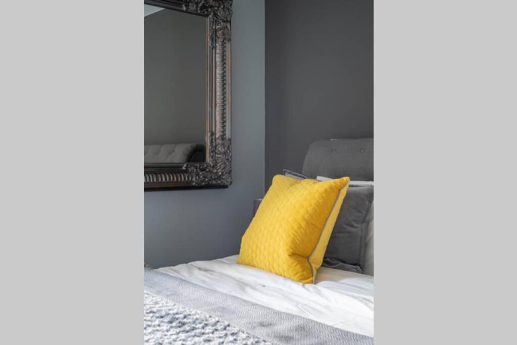 Montpellier Apartment- The Heart Of Town Centre- One Minute Walk From The Famous Betty's Tea Extremely Quiet Entire With Homely Living Huge Tv And Sound Bar With A Huge Comfy Super King Size Beds Sleeps Four Harrogate