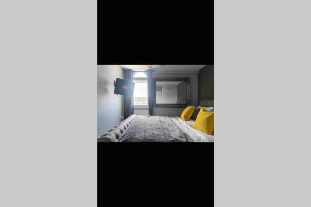 Montpellier Apartment- The Heart Of Town Centre- One Minute Walk From The Famous Betty's Tea Extremely Quiet Entire With Homely Living Huge Tv And Sound Bar With A Huge Comfy Super King Size Beds Sleeps Four