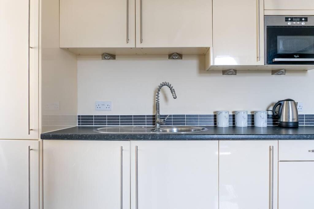 Montpellier Apartment- The Heart Of Town Centre- One Minute Walk From The Famous Betty's Tea Extremely Quiet Entire With Homely Living Huge Tv And Sound Bar With A Huge Comfy Super King Size Beds Sleeps Four Apartment *