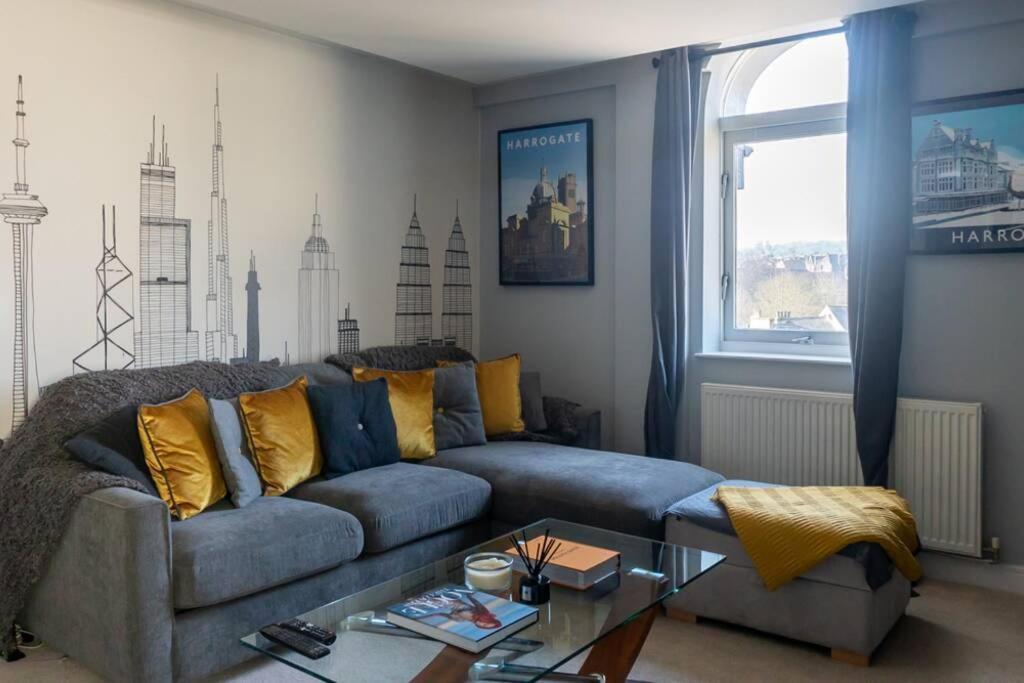 Montpellier Apartment- The Heart Of Town Centre- One Minute Walk From The Famous Betty's Tea Extremely Quiet Entire With Homely Living Huge Tv And Sound Bar With A Huge Comfy Super King Size Beds Sleeps Four Harrogate